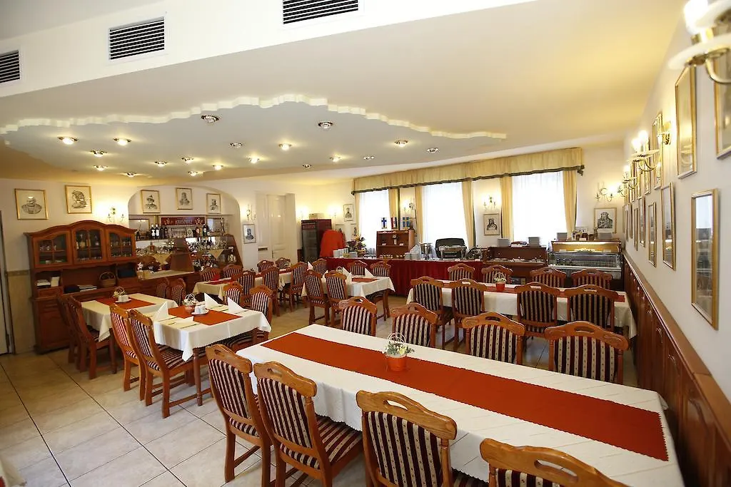 Hotel Korona Wellness, Rendezveny Es Borszalloda Έγκερ